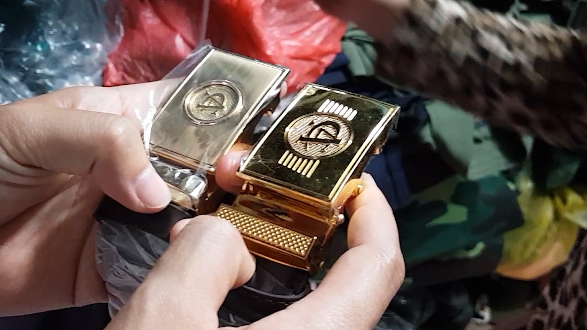 Ha Noi 'quet' trang phuc giong cong an, bo doi ban tran lan tren pho hinh anh