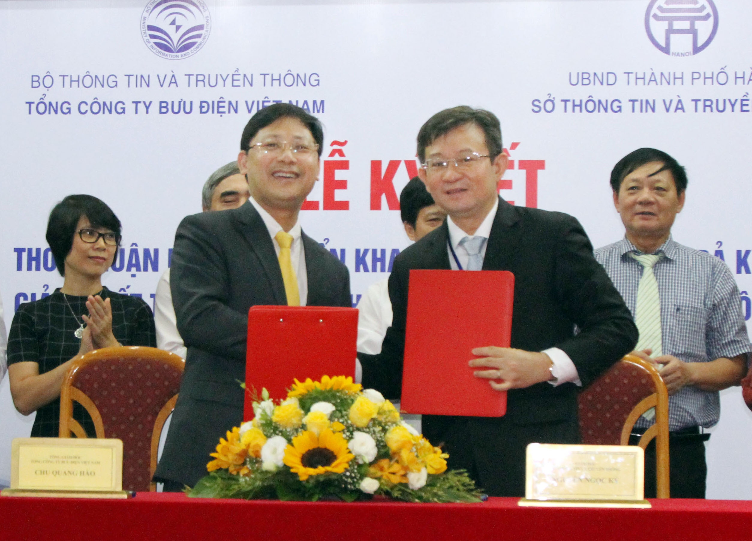 Ha Noi tra ket qua giai quyet thu tuc hanh chinh qua buu dien hinh anh