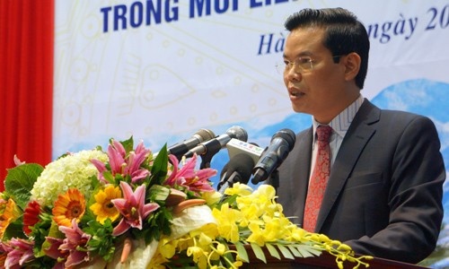 Bi thu Ha Giang Trieu Tai Vinh len tieng ve viec con duoc nang diem hinh anh