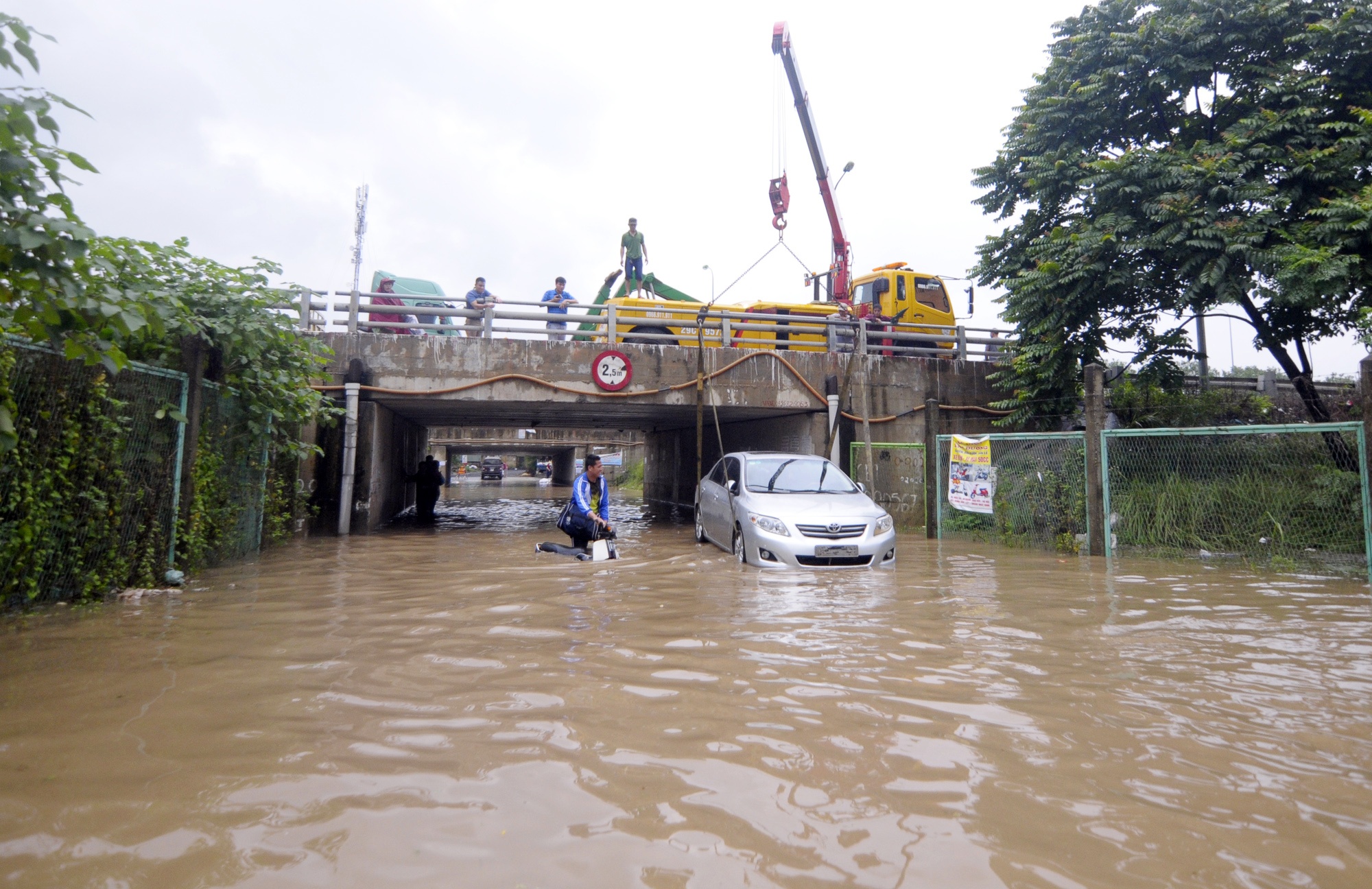 Ngập lụt đường gom đại lộ Thăng Long ảnh 1 Ngap lut duong gom dai lo Thang Long anh 1