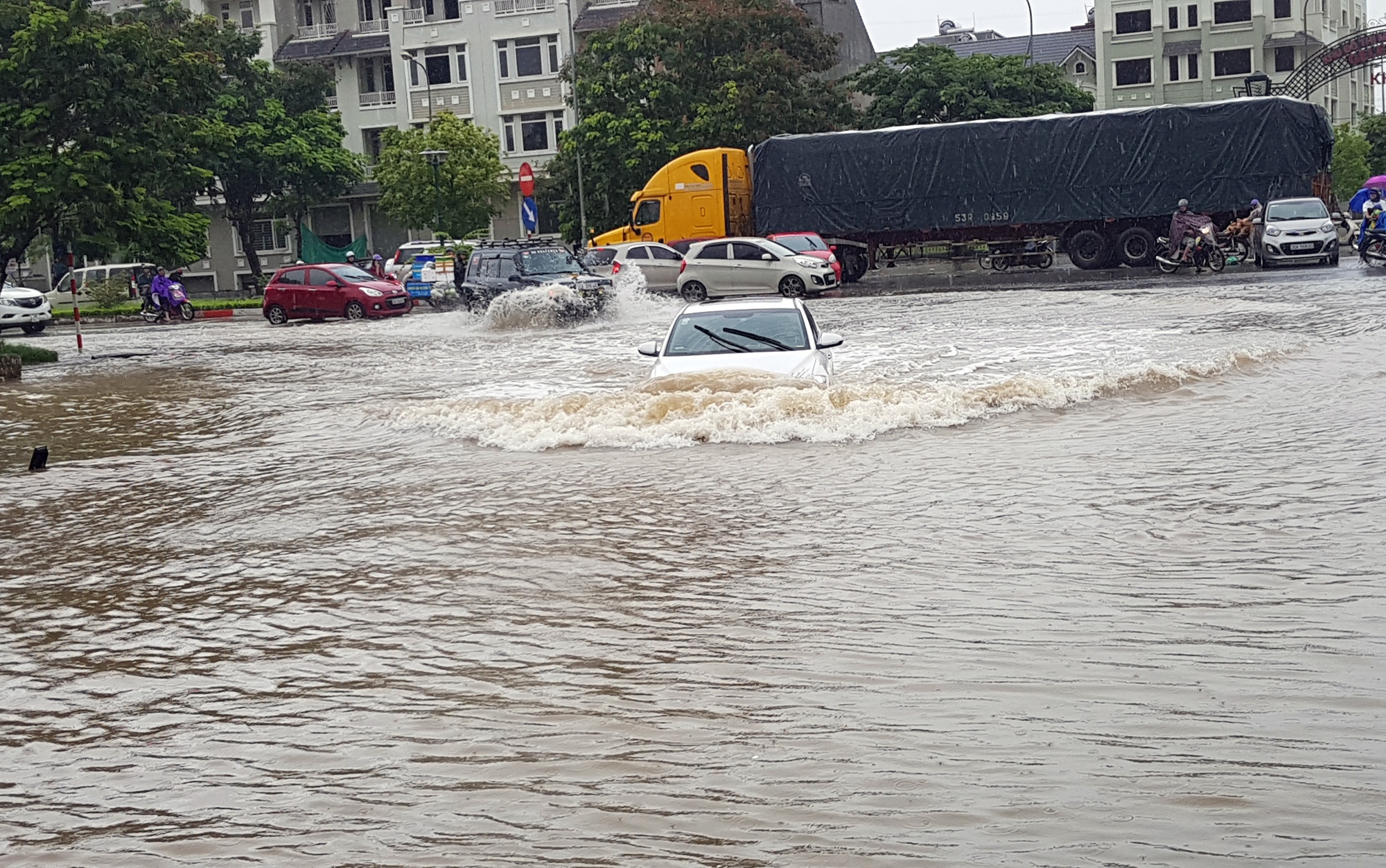 Ngập lụt đường gom đại lộ Thăng Long ảnh 2 Ngap lut duong gom dai lo Thang Long anh 2