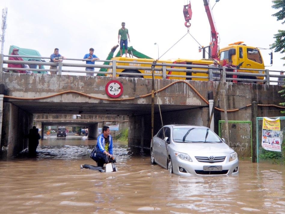 Vi sao duong gom dai lo Thang Long cu mua la chim trong bien nuoc? hinh anh