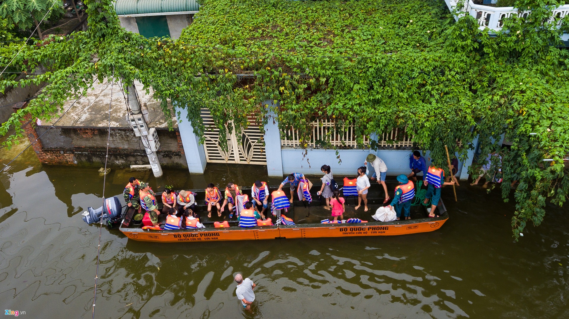 3 nguoi duoi nuoc do bat can o Ha Noi anh 1