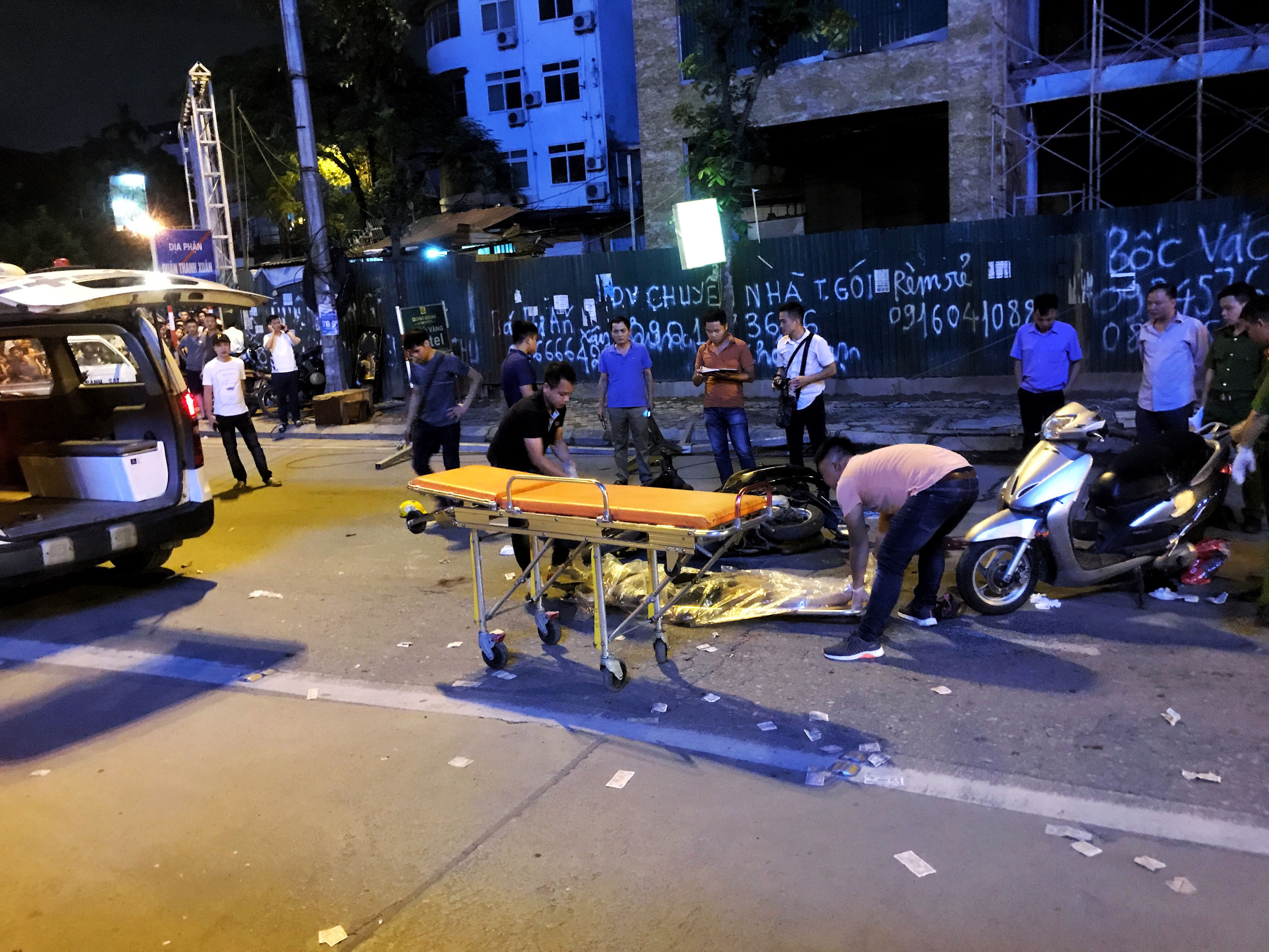 Khung sắt rơi trúng người đi đường ảnh 2 Khung sat roi trung nguoi di duong anh 2