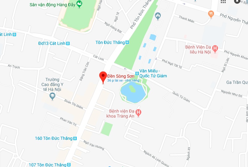 Cây cổ thụ đổ chắn ngang đường ở Hà Nội ảnh 2 Cay co thu do chan ngang duong o Ha Noi anh 2