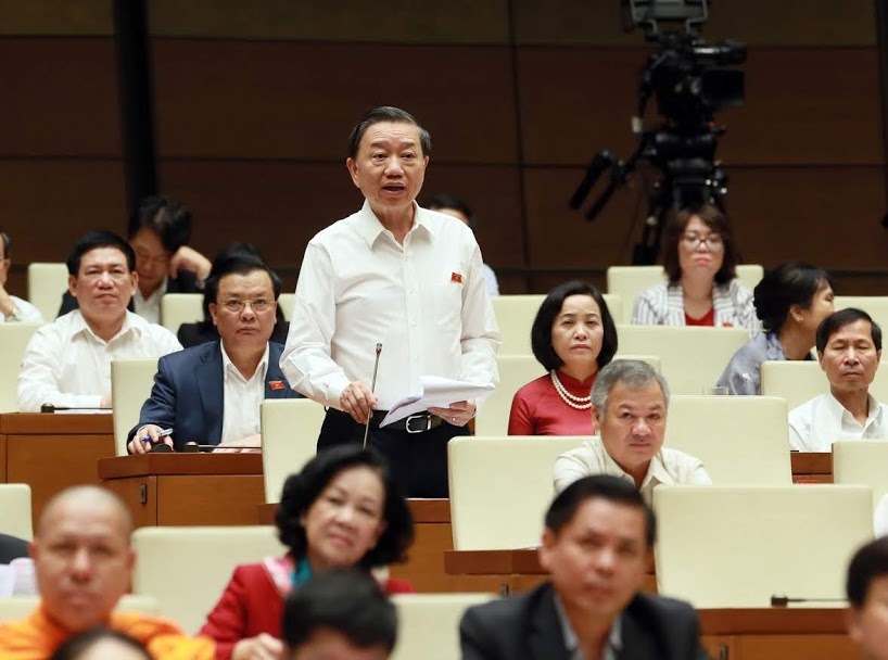 Bi phat 90 trieu khi doi 100 USD anh 1