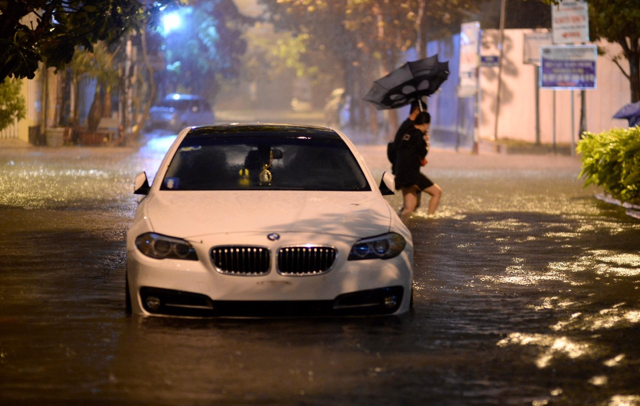 Sai Gon ngap nang, xe BMW chet may bi bo lai giua duong hinh anh