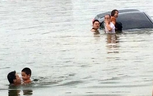 Nguoi phu nu tap lai oto lao xe xuong ho hinh anh