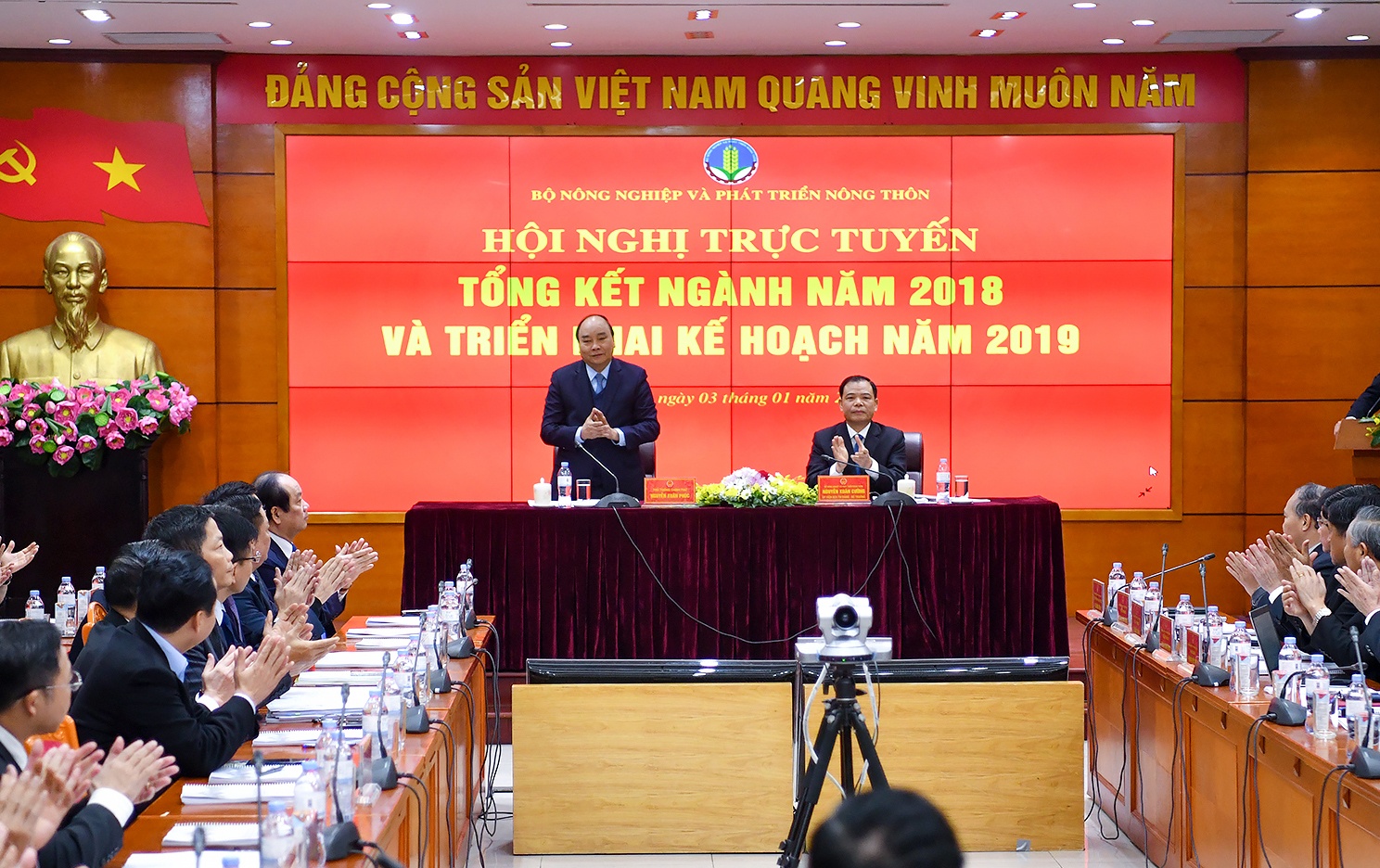 Thủ tướng Nguyễn Xuân Phúc ảnh 2 Thu tuong Nguyen Xuan Phuc anh 2