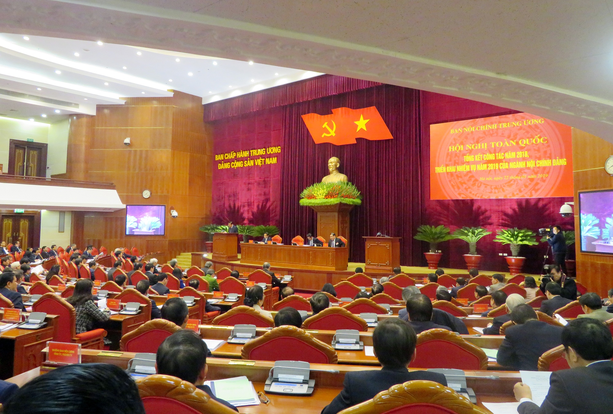 Loi ich nhom chang chit,  lat leo anh 2