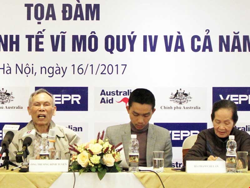 Di vay tien ma ngoi ghe hang thuong gia hinh anh