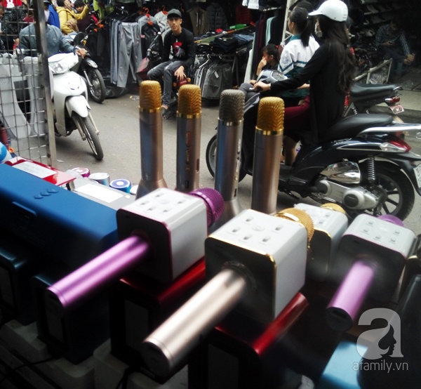 Nguoi dan 'san' micro tich hop loa hat karaoke choi Tet hinh anh