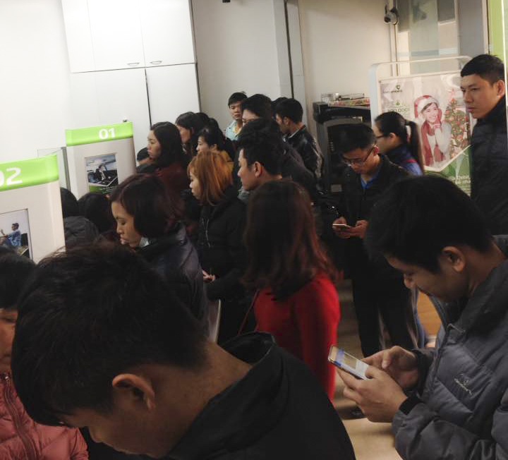 Người dân xếp hàng dài chờ giao dịch ảnh 1 Nguoi dan xep hang dai cho giao dich anh 1