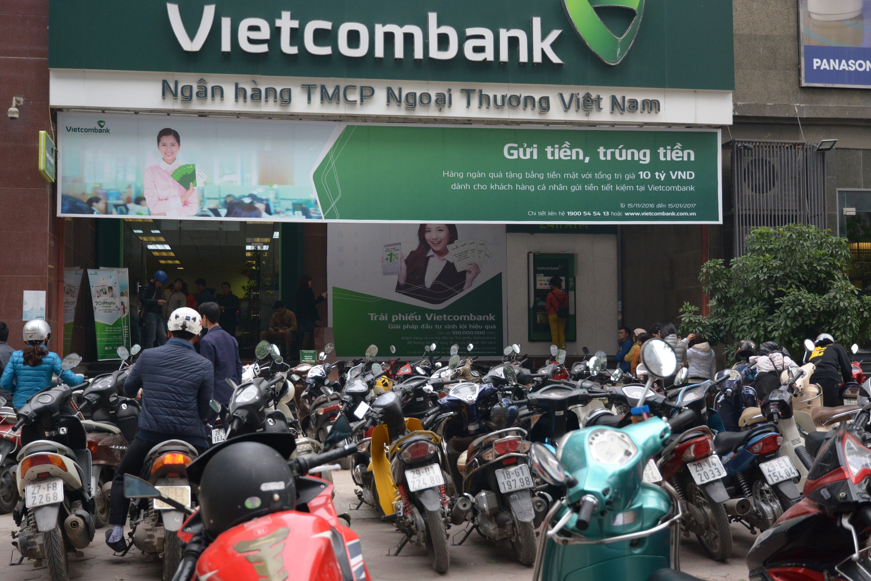 Nguoi dan xep hang dai cho giao dich anh 2