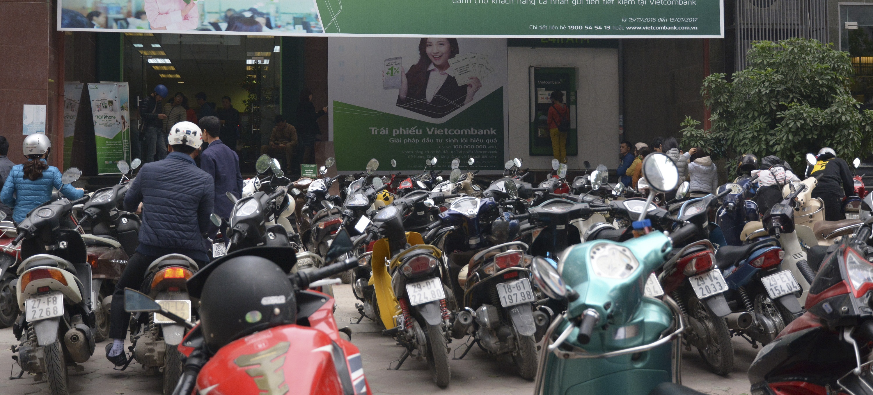 Xep hang dai cho giao dich ngay cuoi cung truoc ky nghi Tet hinh anh