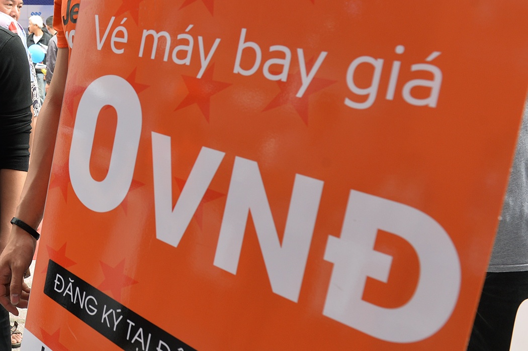 Vi sao co ve may bay gia re, 0 dong? hinh anh