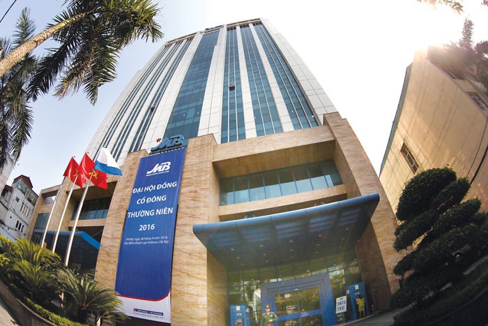 Vi sao cac ngan hang o at tang von dieu le trong nam 2017? hinh anh