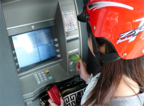 Moi the ATM dang 'cong' bao nhieu loai phi? hinh anh