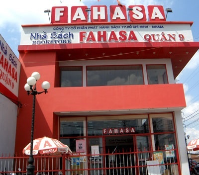 Mot nam, nha sach lon nhat Sai Gon thu hon 100 trieu USD hinh anh