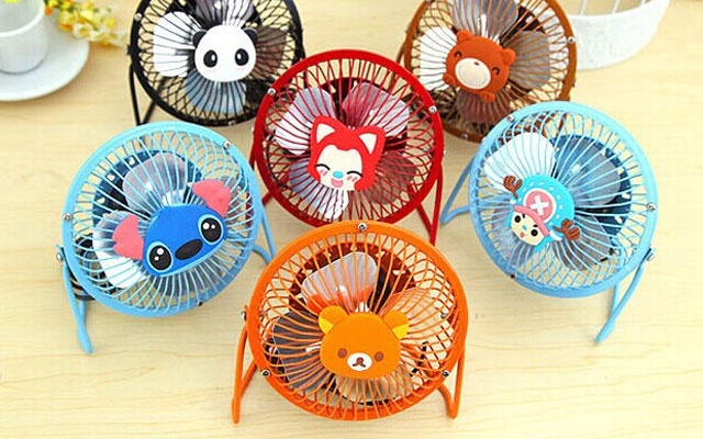 Tu lanh dung duoc 4 lon Coca, quat USB o at do bo cho mang hinh anh