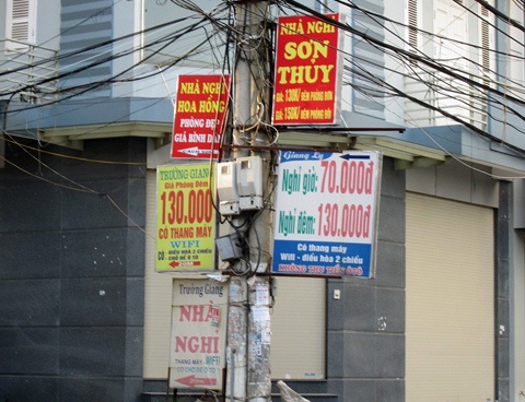 Nhà nghỉ hết phòng vì người dân thuê ngủ qua đêm ảnh 1 Nha nghi het phong vi nguoi dan thue ngu qua dem anh 1