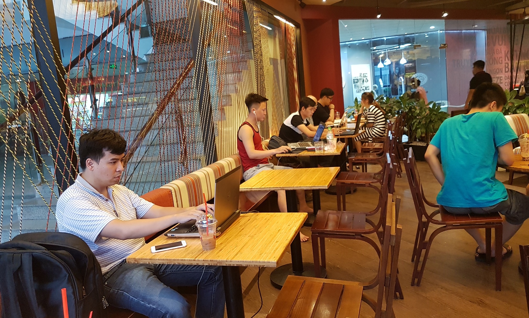 Nhà nghỉ hết phòng vì người dân thuê ngủ qua đêm ảnh 2 Nha nghi het phong vi nguoi dan thue ngu qua dem anh 2