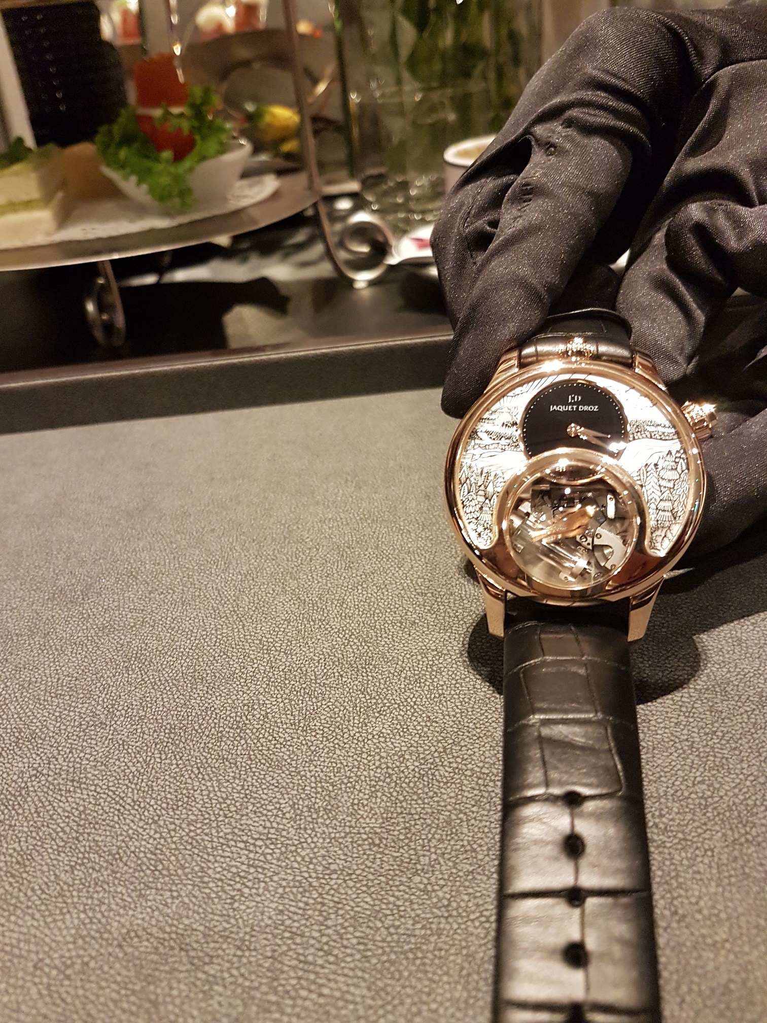 Hai chiec dong ho to chim tri gia 24 ty dong anh 3