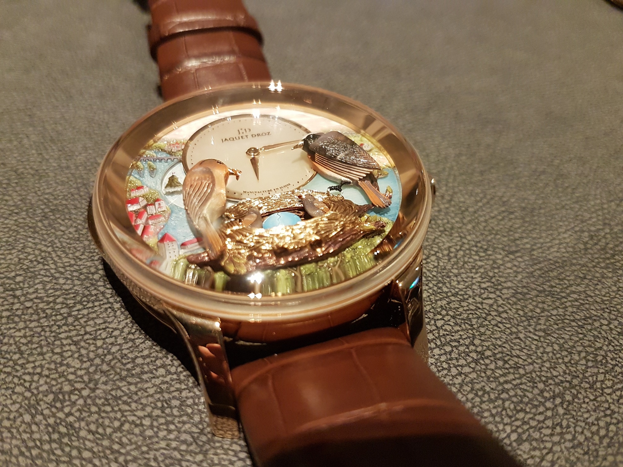 Hai chiec dong ho to chim tri gia 24 ty dong tai Ha Noi hinh anh