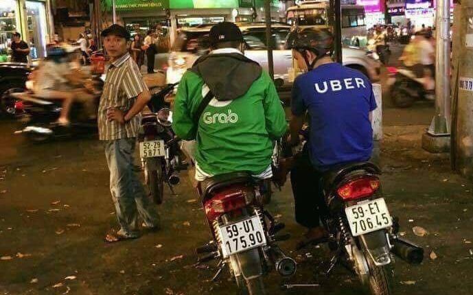 Grab tung 'chieu' loi keo tai xe Uber, ky hop dong ngay tren yen xe hinh anh