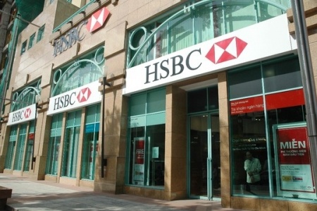 Techcombank dang lai lon, vi sao HSBC muon rut sach von? hinh anh