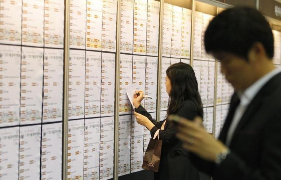 De co viec lam, 1 lao dong o Sai Gon phai 'choi' voi 48 nguoi khac hinh anh