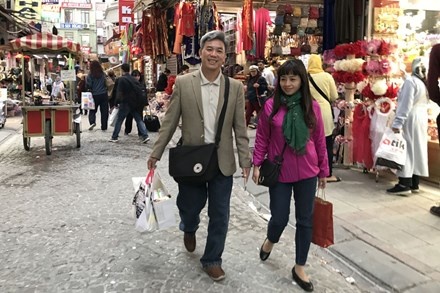 Người Việt chi bao nhiêu tiền ở nước ngoài? ảnh 1 Nguoi Viet chi bao nhieu tien o nuoc ngoai? anh 1