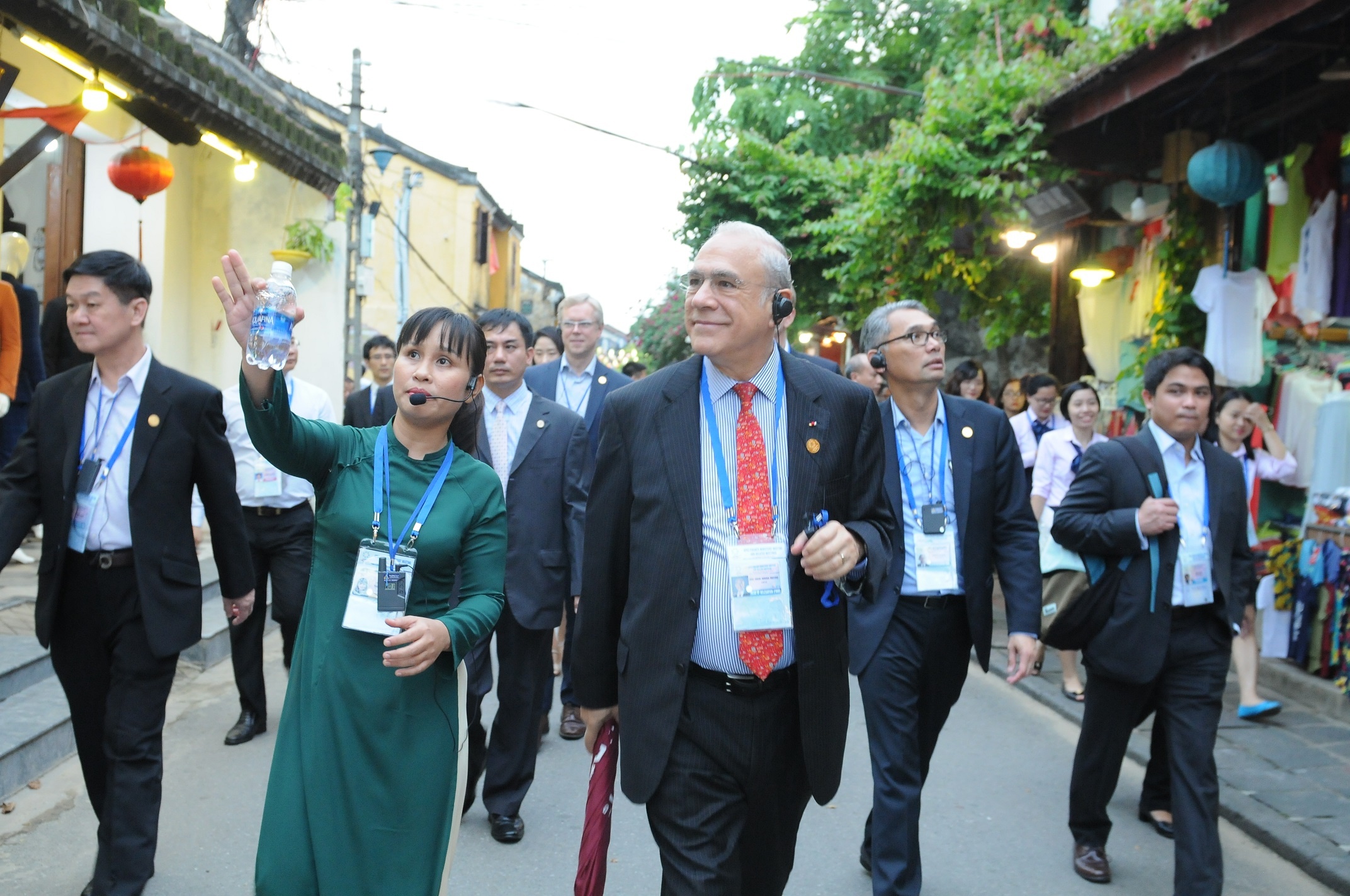 Lanh dao tai chinh APEC di xich lo, nghe hat bai choi o Hoi An hinh anh