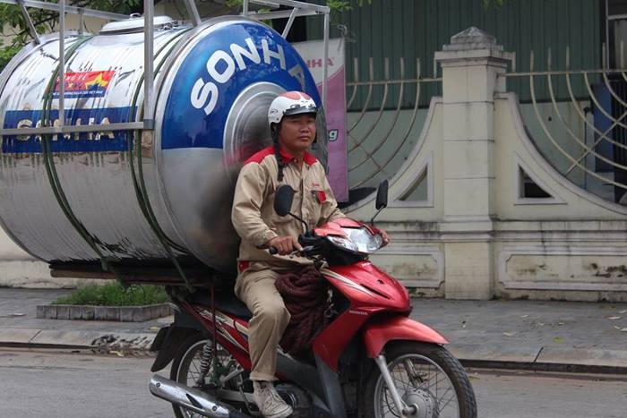 ‘Vua’ bon nuoc inox Son Ha thau tom bon nuoc Toan My hinh anh