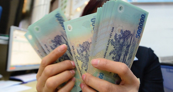 Cuoi nam, ngan hang o at tuyen hang tram nhan su, chi luong khung hinh anh