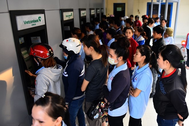 Hon 2 ty nguoi tren the gioi chua biet toi tai chinh, ngan hang hinh anh