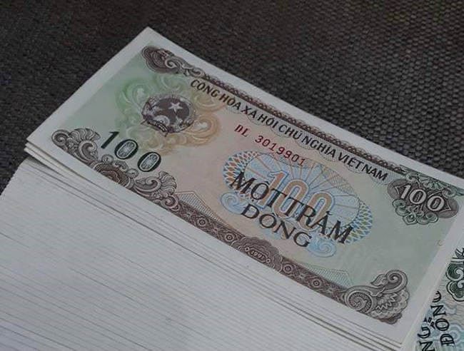 Muon co tien giay 100 dong phai chiu phi doi cao gap hang tram lan hinh anh
