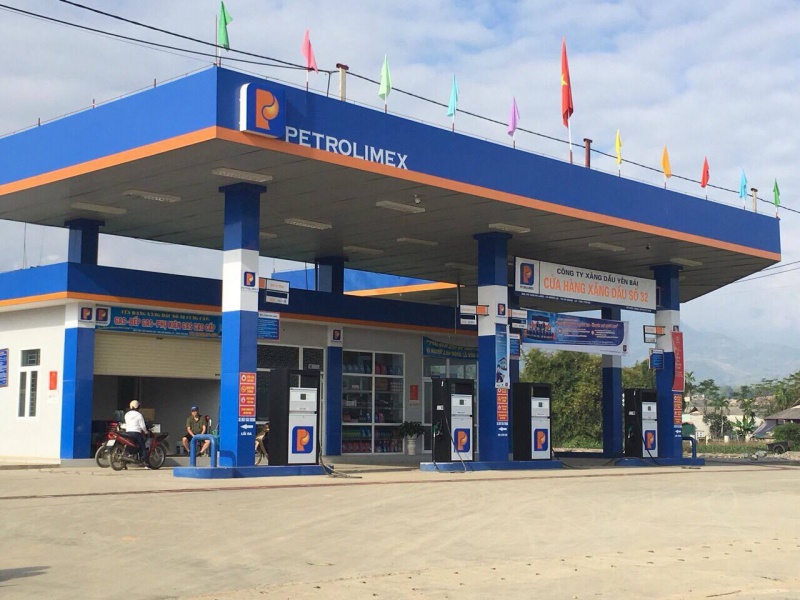 Mat dien, nguoi dan phai mua xang voi gia 'cat co' truoc cay xang hinh anh