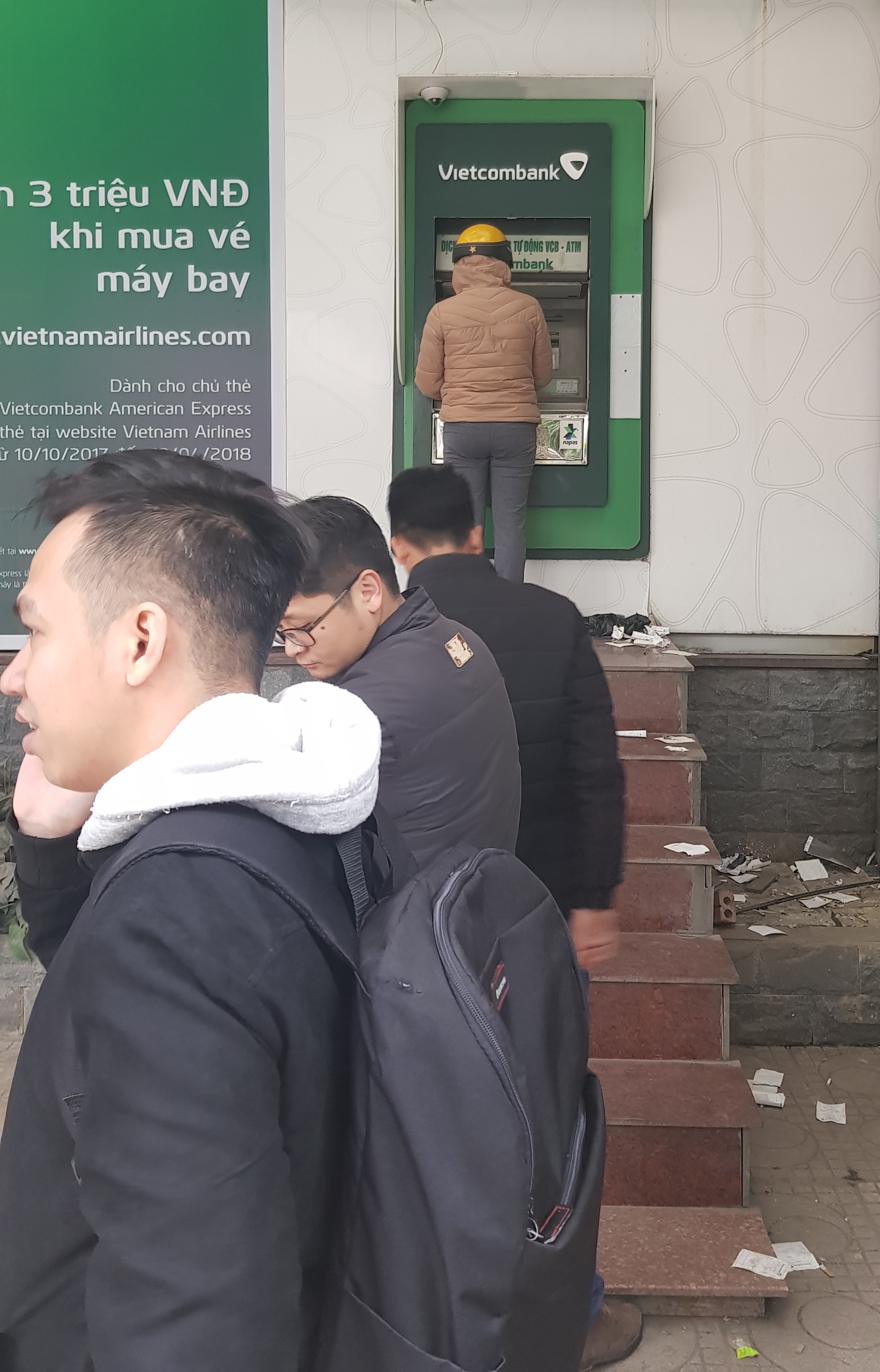 rut tien atm cuoi nam lo mat phi giao dich anh 1