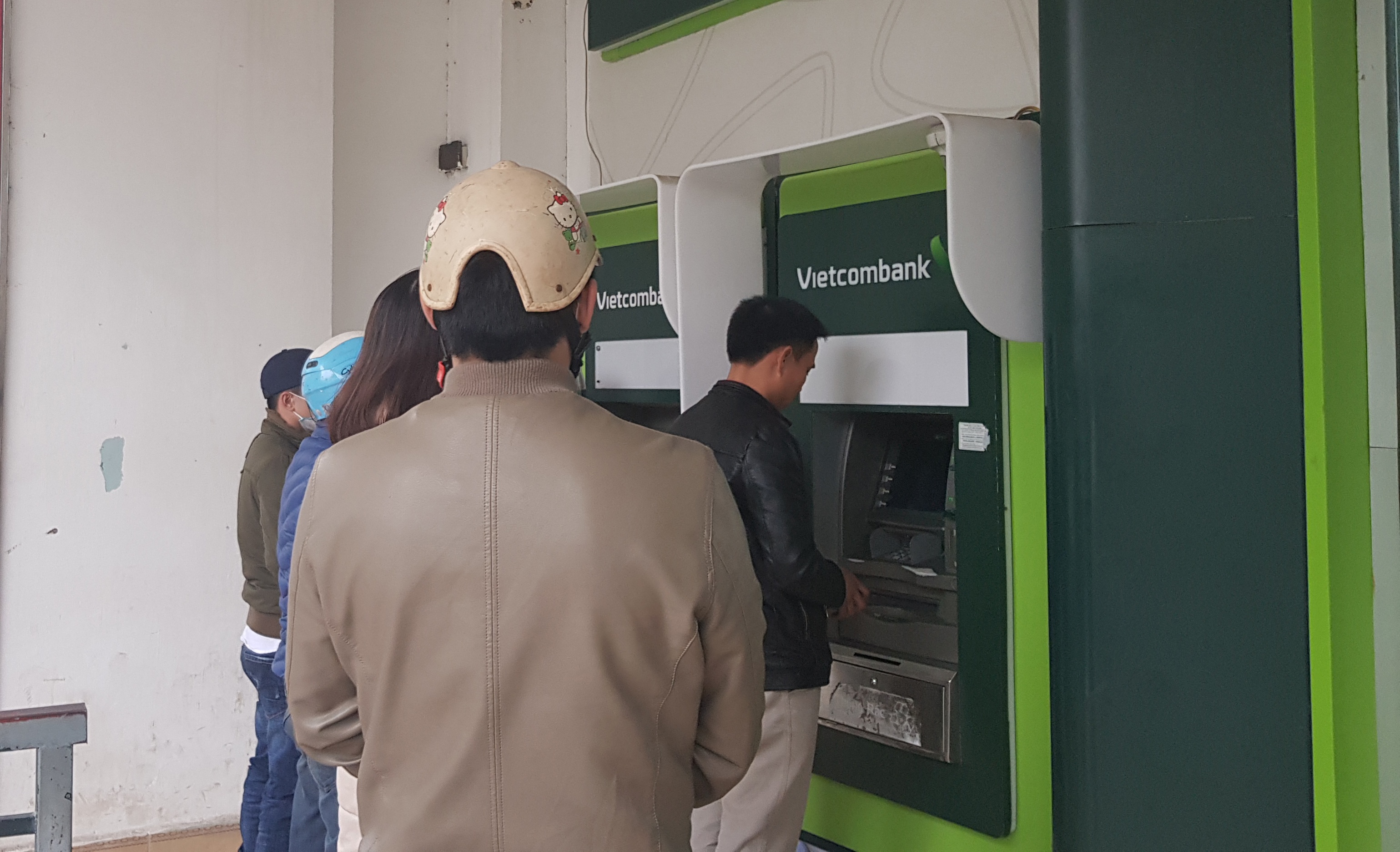 Rut tien ATM dip Tet: Vi sao nguoi dan phai chiu xep hang nhieu gio? hinh anh