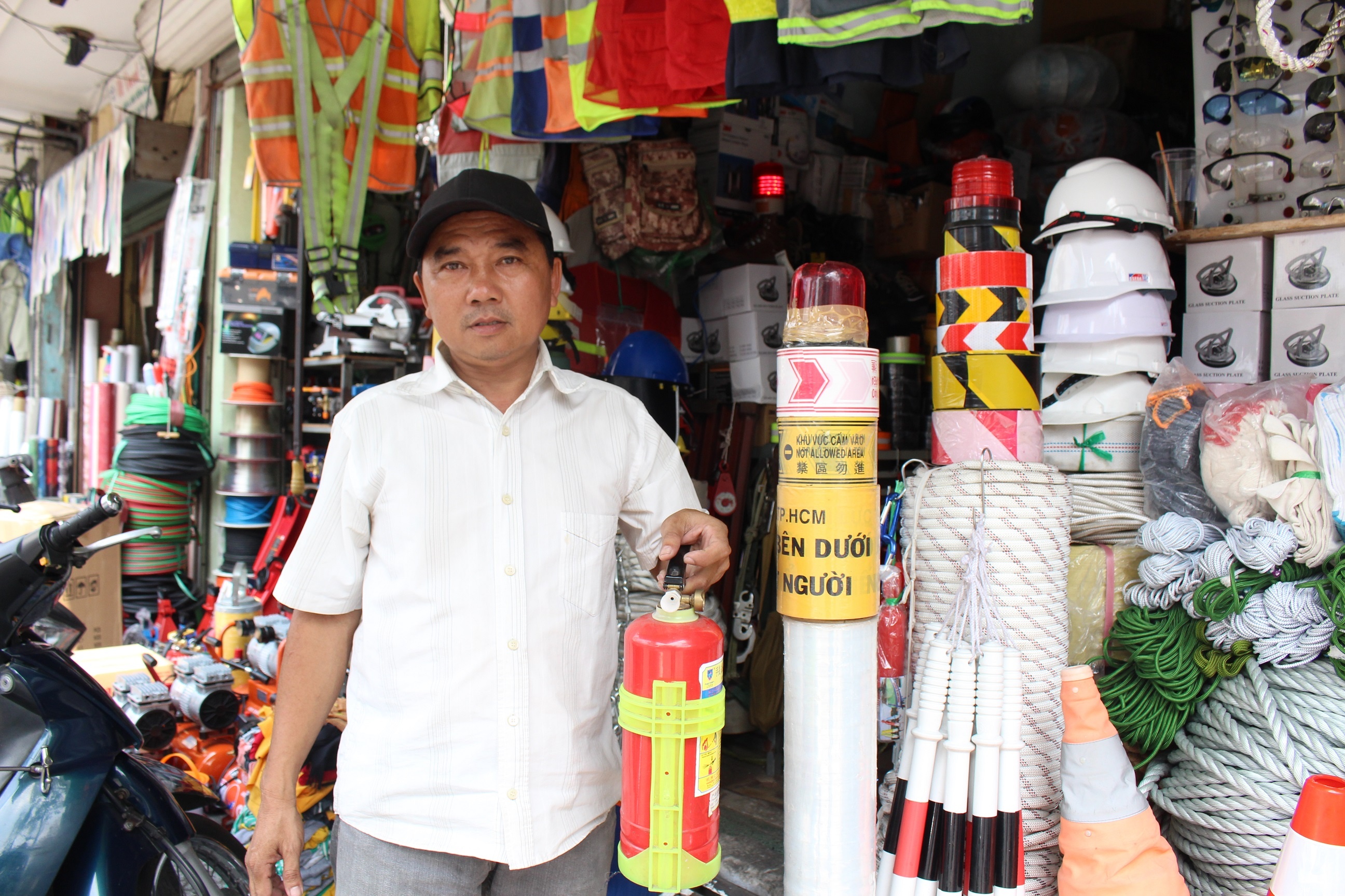 Nhieu nguoi Sai Gon khong trang bi dung cu PCCC, co chay thi... chay hinh anh