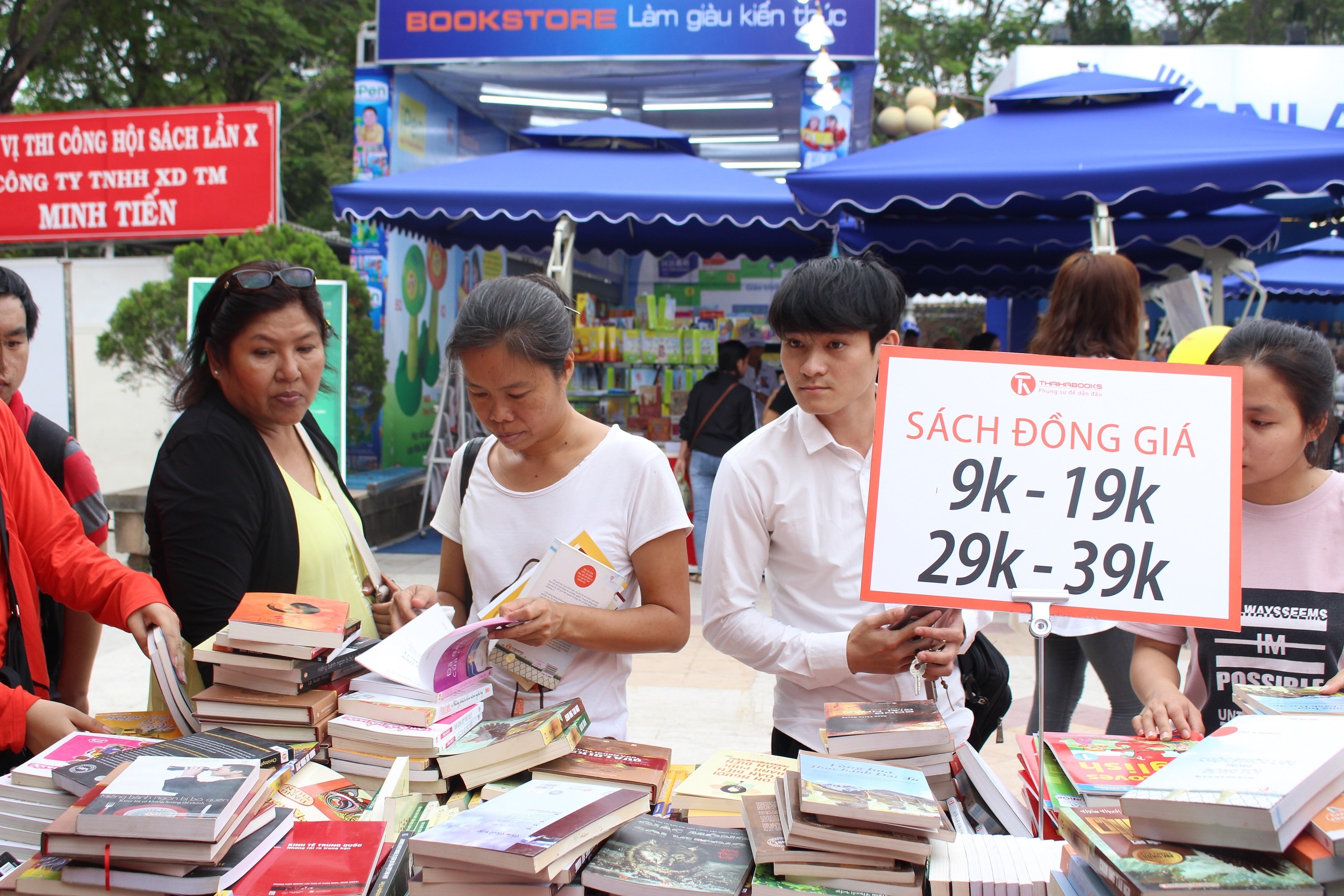 nguoi dan thich sach gia re anh 1