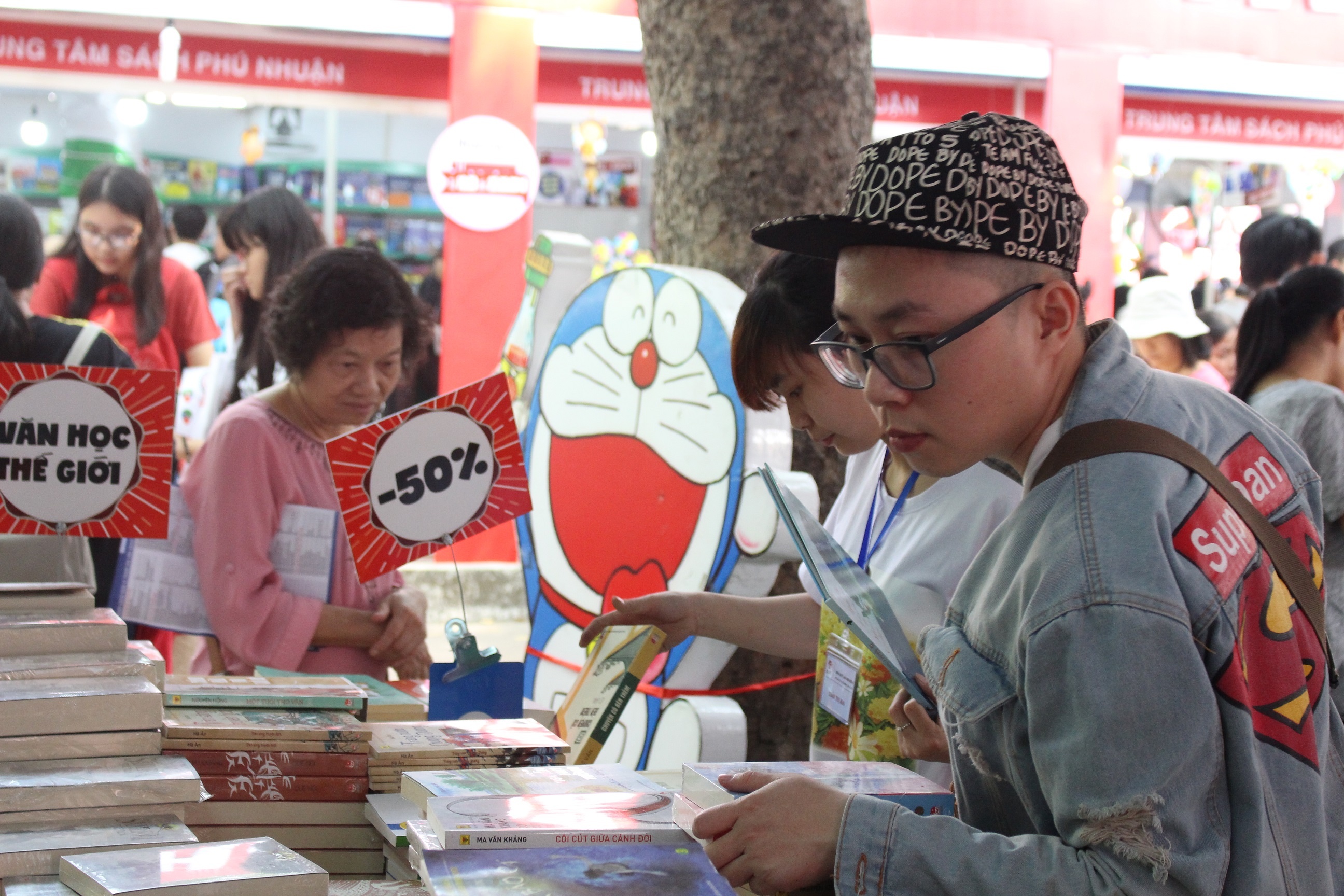 nguoi dan thich sach gia re anh 2