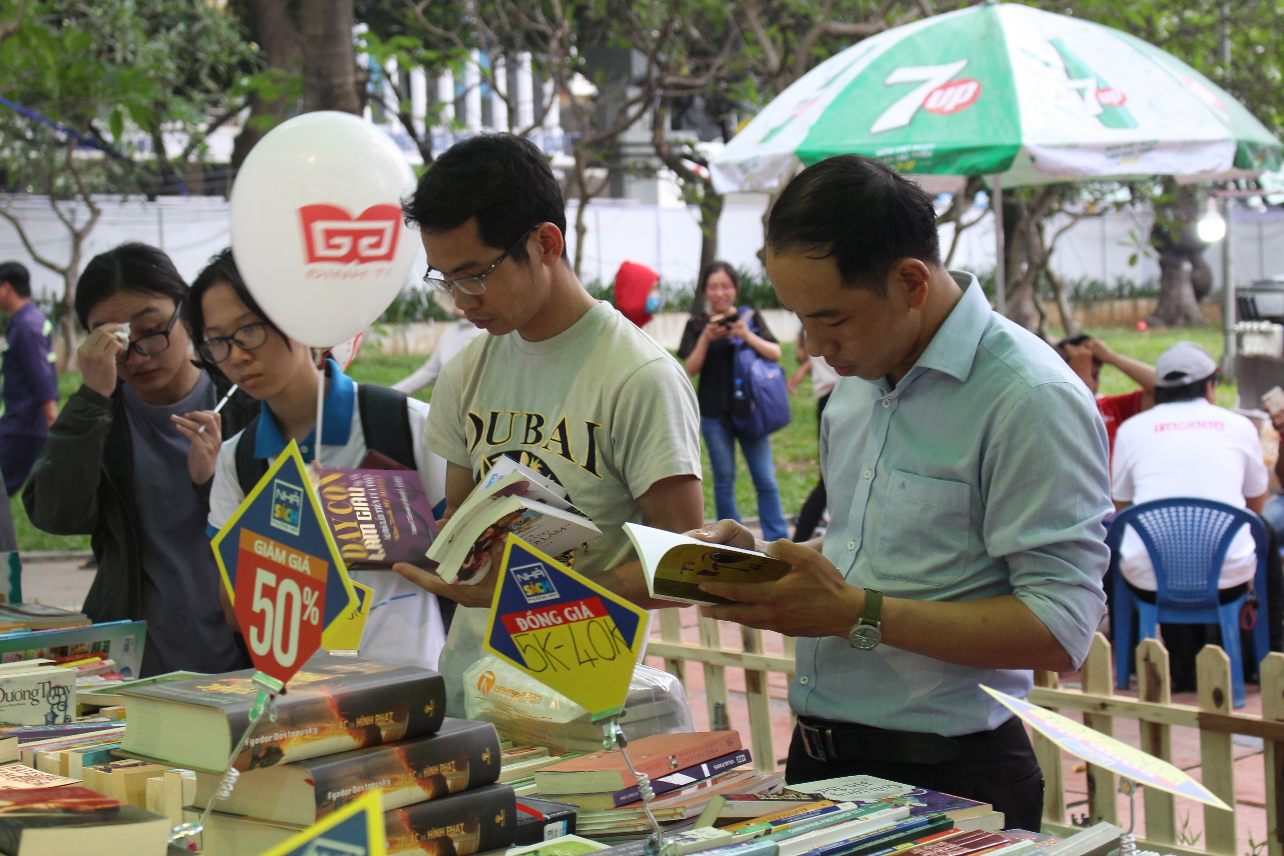 nguoi dan thich sach gia re anh 3