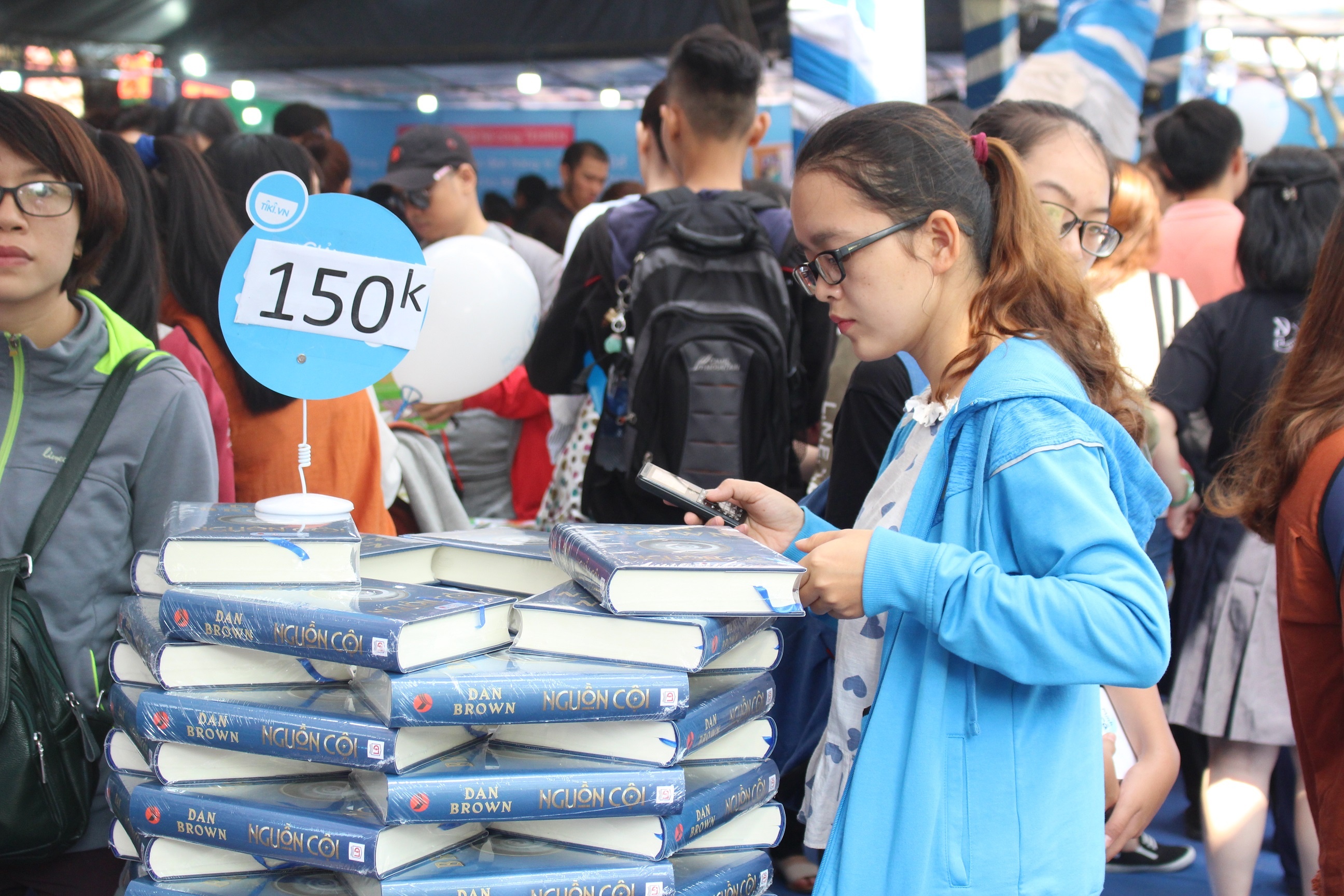 nguoi dan thich sach gia re anh 4