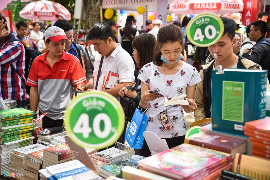 Vi sao sach 'dong gia 5k-10k-20k’ ban dat hang o hoi sach Sai Gon? hinh anh