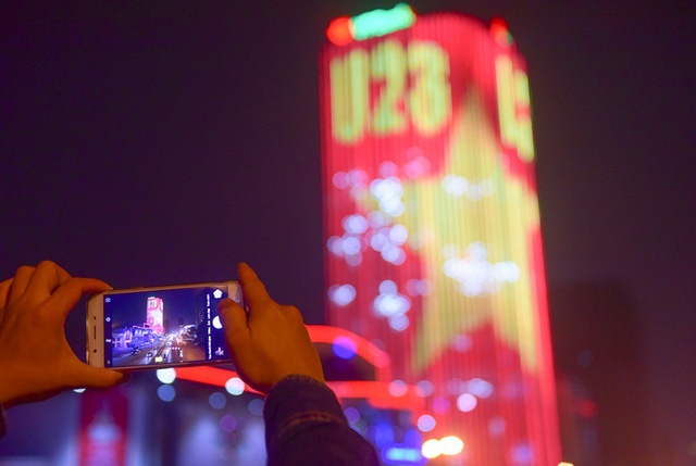 4 nguoi chi 6.400 ty dong gom gan tram trieu co phieu VPBank hinh anh