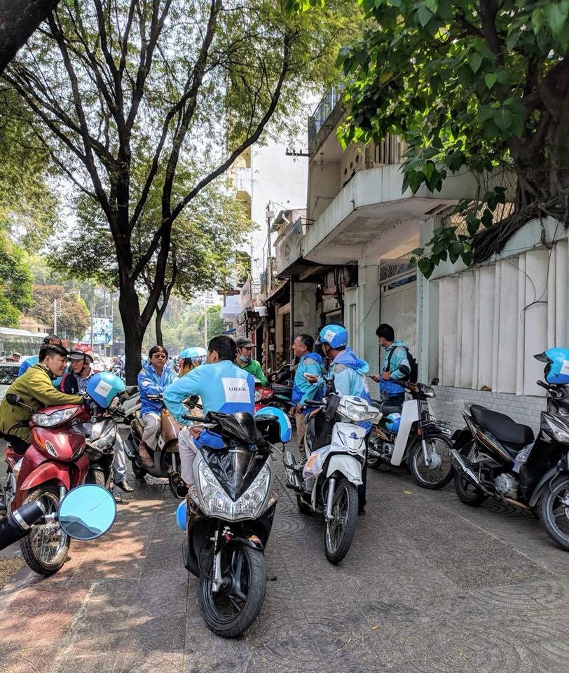 Tai xe Uber o Sai Gon: 'Thu nhap giam, chang ai noi gi voi chung toi' hinh anh