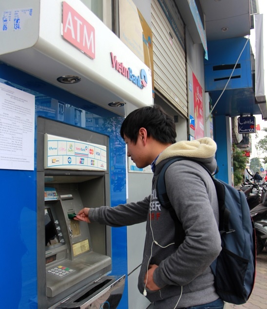 vietinbank va bidv tang phi rut tien mat atm anh 1