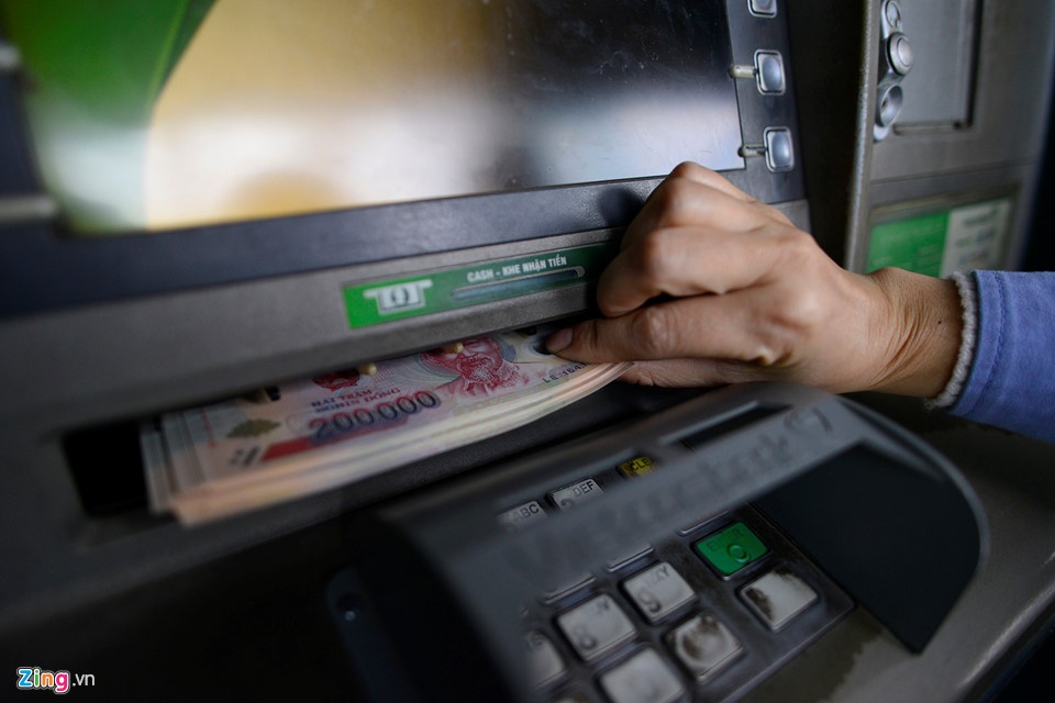 ngan hang tang phi rut tien atm anh 3